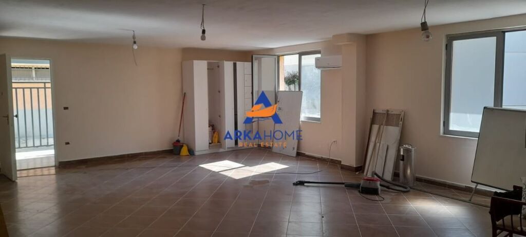 JEPET ME QERA AMBIENT BIZNESI 76M2 "RRUGA EDUART MANO" 50.000 LEKE