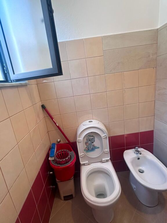 🏡 Apartament 1+1 me Qera – Don Bosko çmimi 45,000 leke  📍 Ndodhet në një shtëpi private, kati i 2-të, me hyrje të veçuar.