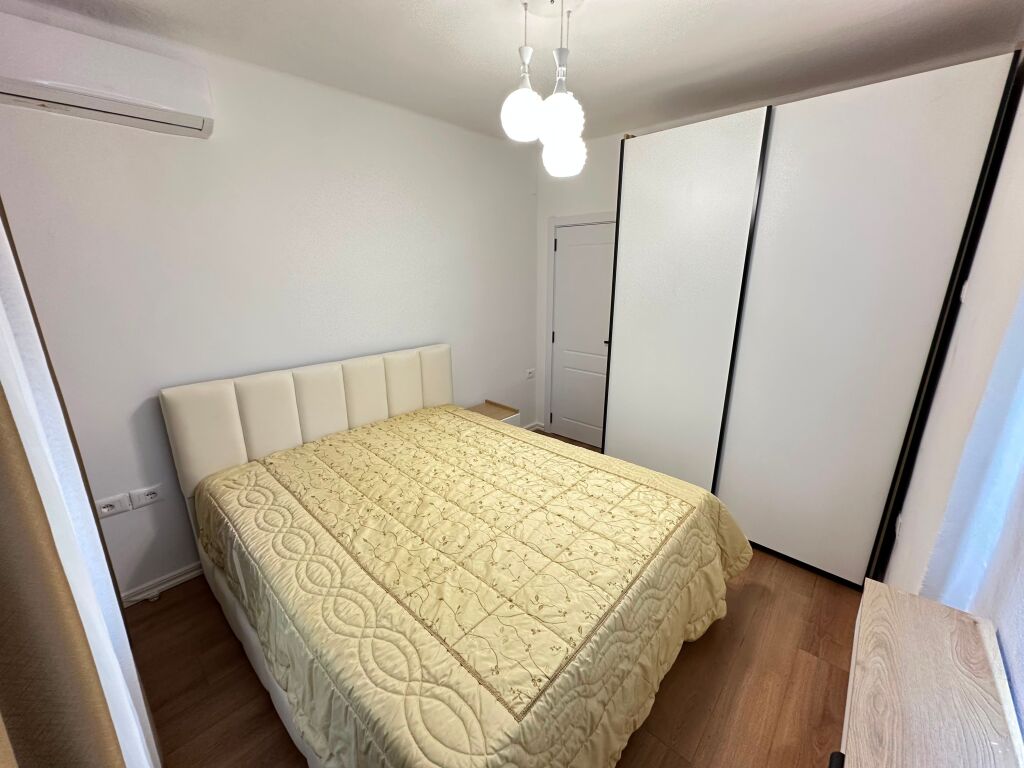 Jepet me qira ekskluzivisht apartament 1+1 totalisht i ri në Bllok, pranë Sheshit Wilson.  i restauruar tërësisht dhe i mobiluar me standarde moderne.
