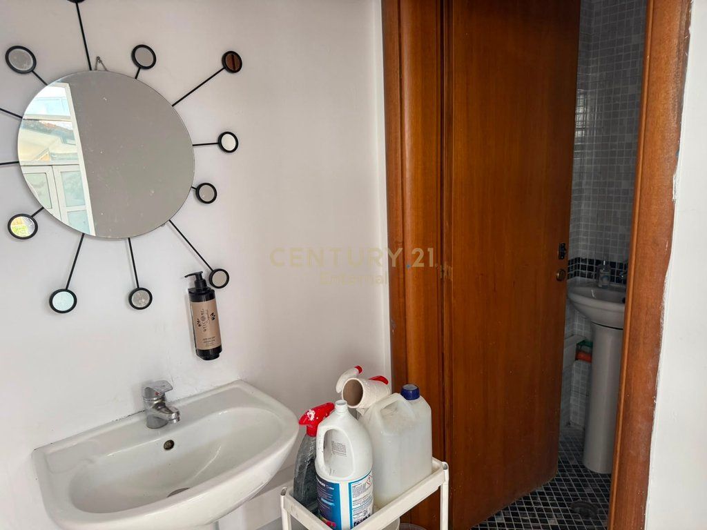 Locale Commerciale in Affitto Zogu i Zi 950 € /Mese