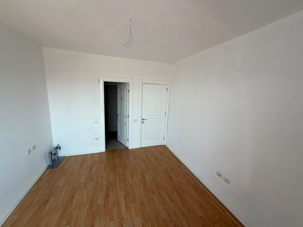 In Affitto - 3 Ambienti Lavoro 2wc &amp; 1Balcone || 8° Piano || (📍Porcelan - Complesso ASL, Edificio 1), con vista fantastica || 105 m² Prezzo: 55.000 Leke/Mese