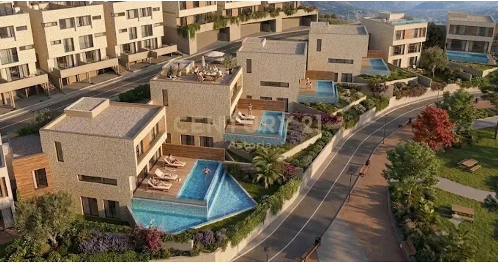 TRIPLEKS PER SHITJE ME PISHINE NE SWAN LAKE RESIDENCE