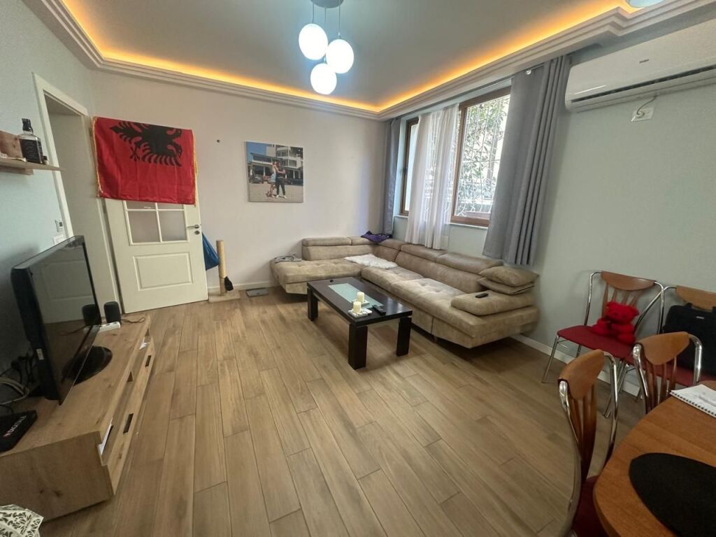 🏠Rruga e Kavajes,tek Qendra Glob jepet me qera kati i  I-re i nje vile 1+1+post parkimi ,i mobiluar.55,000Leke