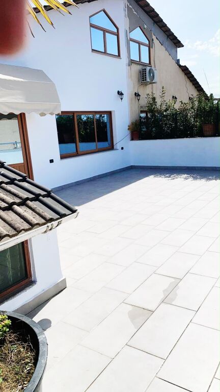 In affitto 2+1, 38000 leke, villa privata vicino alla rotatoria di Shkoza