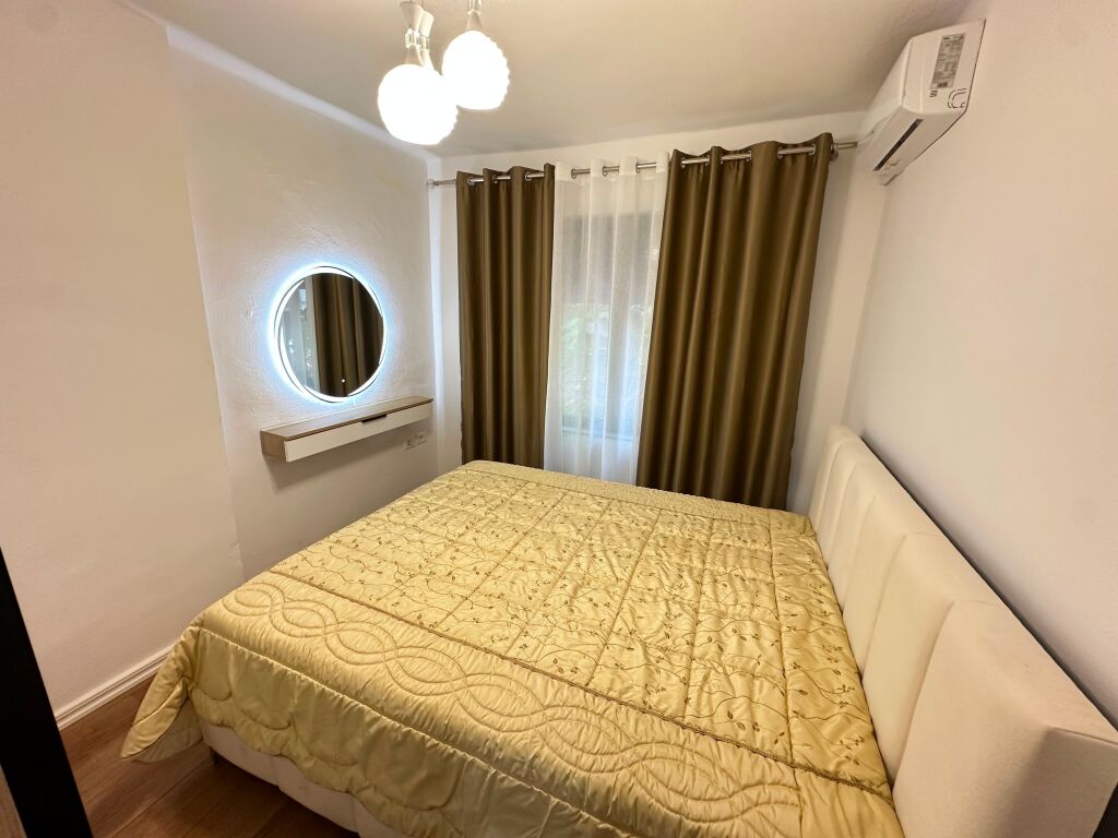 Jepet me qira ekskluzivisht apartament 1+1 totalisht i ri në Bllok, pranë Sheshit Wilson.  i restauruar tërësisht dhe i mobiluar me standarde moderne.