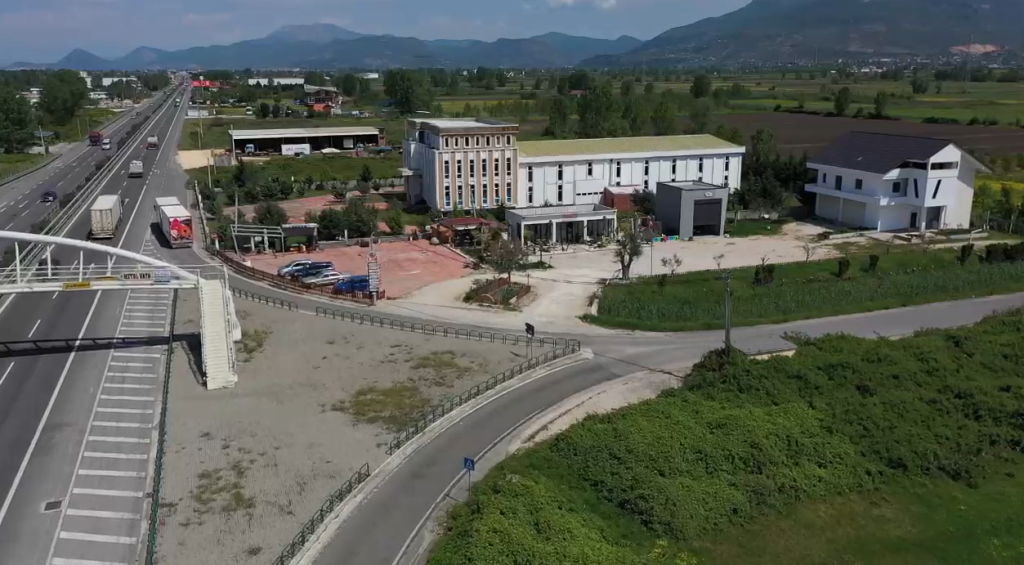 Investimento Strategico sull'Autostrada | Complesso Commerciale Multifunzionale Completamente Operativo