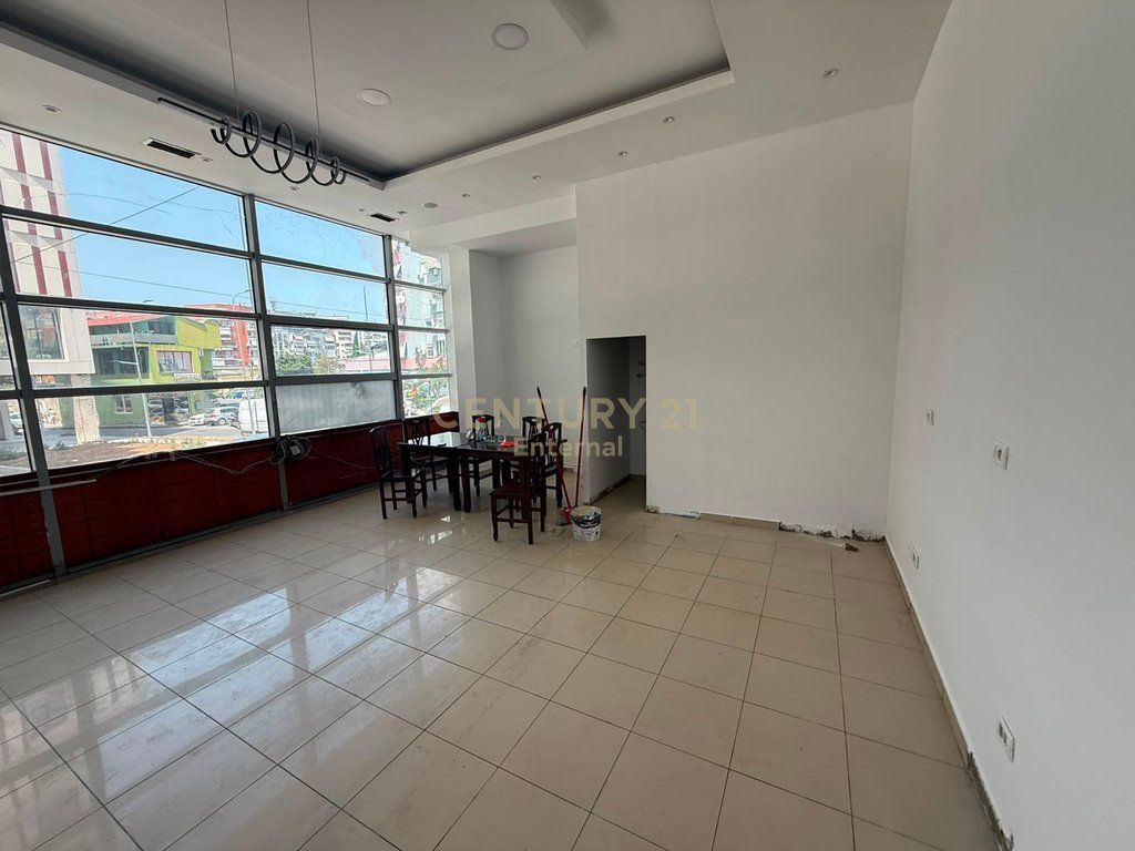 Locale Commerciale in Affitto Zogu i Zi 950 € /Mese