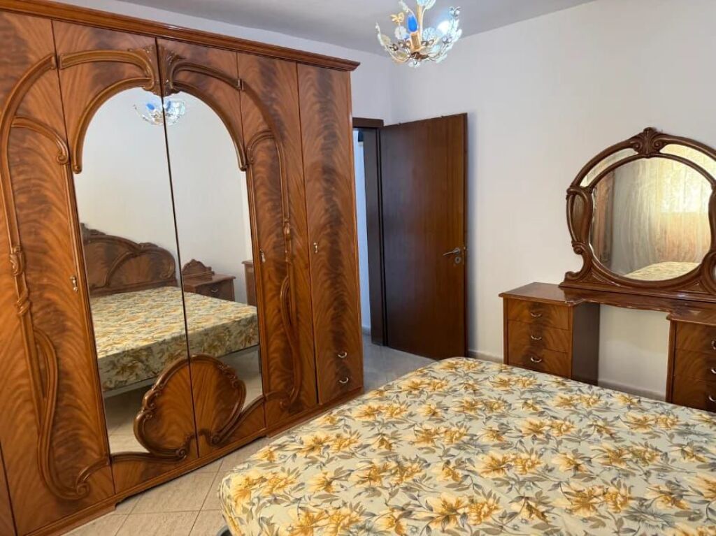 Jepet me qira 1+1 – Tek Poligrafiku  📍 Rruga Dhimitër Kamarda ✅ Kati 3, pallat ekzistues ✅ Totalisht i mobiluar ✅ Orientim lindje ✅ Zonë e qetë, pranë çerdhes dhe kopshtit  💶 38.000 ALL/muaj
