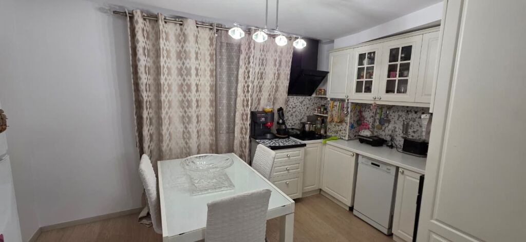 Shitet apartment 2+1 ne Xhamllik!