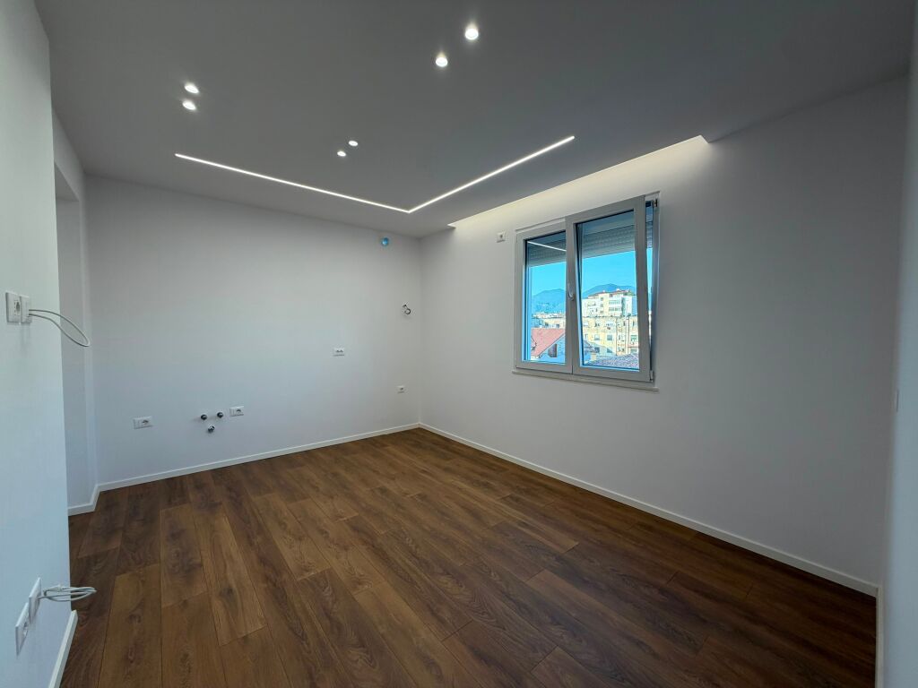 Apartment 2+1 for sale near the Red School.