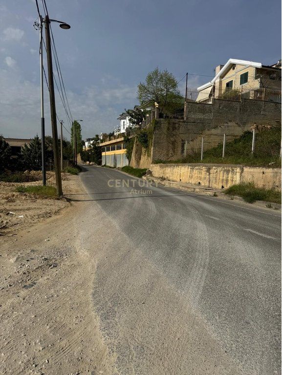 TOKE PER SHITJE OSE PER NDERTIM ME % NE FARKE NE RRUGE KRYESORE ME PAMJE NGA LIQENI DHE TIRANA MUNDESI ZGJERIMI DERI NE 7700 M2