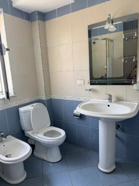 Jepet me qira 1+1 – Tek Poligrafiku  📍 Rruga Dhimitër Kamarda ✅ Kati 3, pallat ekzistues ✅ Totalisht i mobiluar ✅ Orientim lindje ✅ Zonë e qetë, pranë çerdhes dhe kopshtit  💶 38.000 ALL/muaj