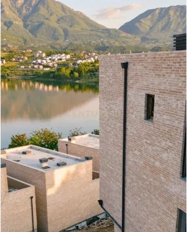 TRIPLEKS PER SHITJE ME PISHINE NE SWAN LAKE RESIDENCE
