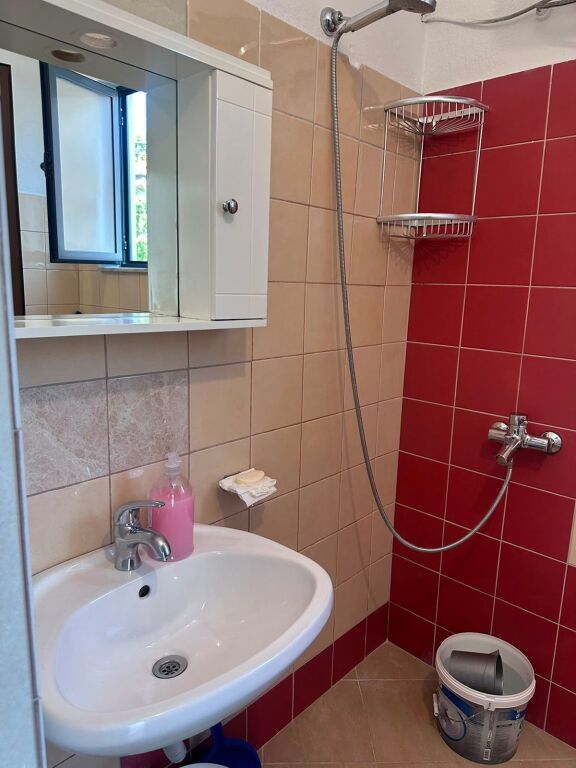 🏡 Apartament 1+1 me Qera – Don Bosko çmimi 45,000 leke  📍 Ndodhet në një shtëpi private, kati i 2-të, me hyrje të veçuar.