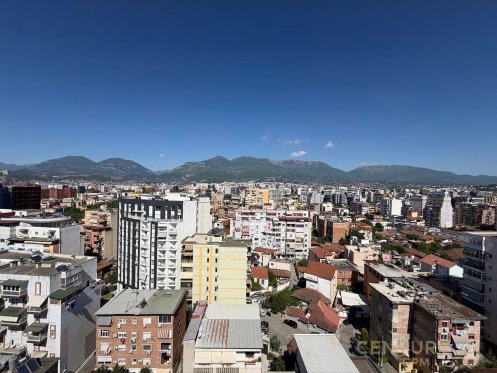 Shitet Penthouse 3+1+2 në Rrugën e Barrikadave, Tiranë