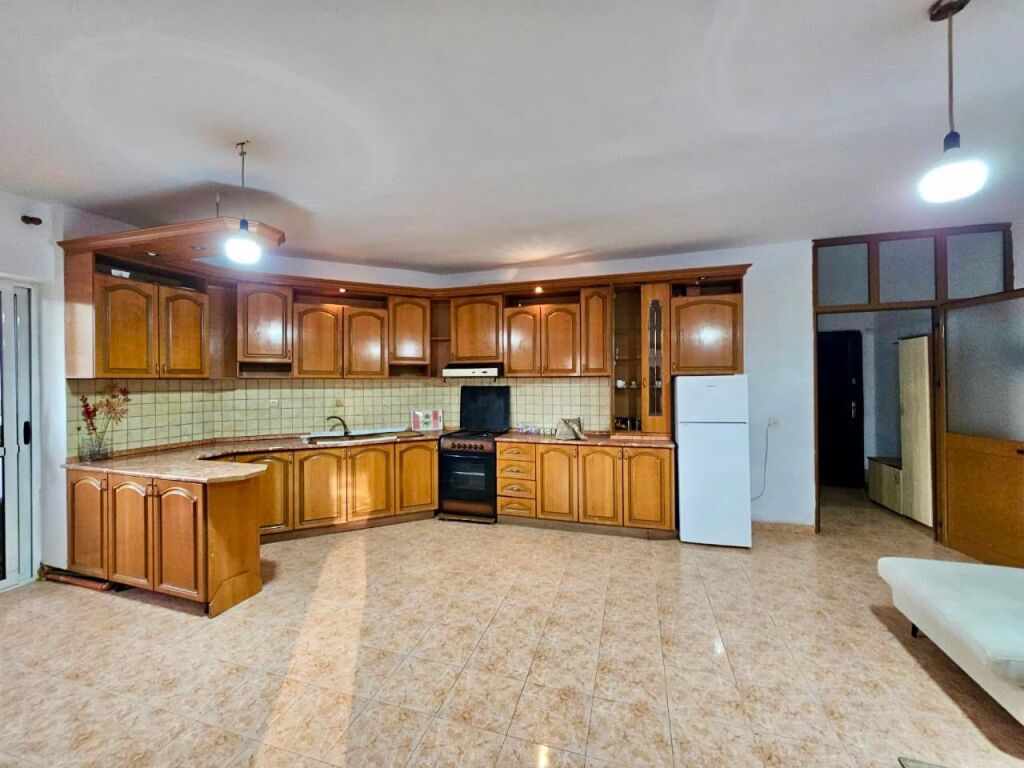 📣 QERA Apartament 2+1 📍 Pallatet Hawai, Laprake 🛣️ Rruga “Dritan Hoxha” ✨