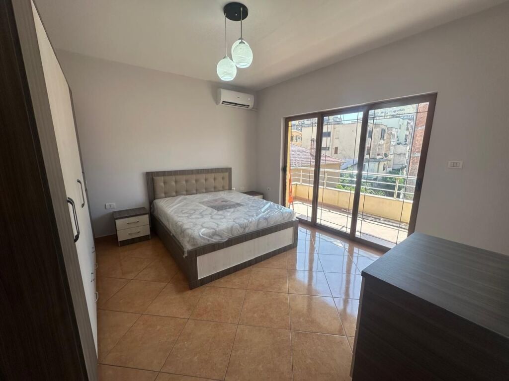 🏠Rruga e Kavajes,tek Qendra Glob jepet me qera apartament,3+1+2,i mobiluar. 90,000Leke