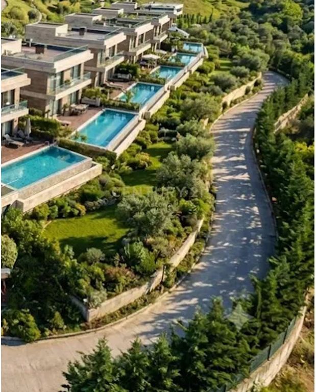 TRIPLEKS PER SHITJE ME PISHINE NE SWAN LAKE RESIDENCE