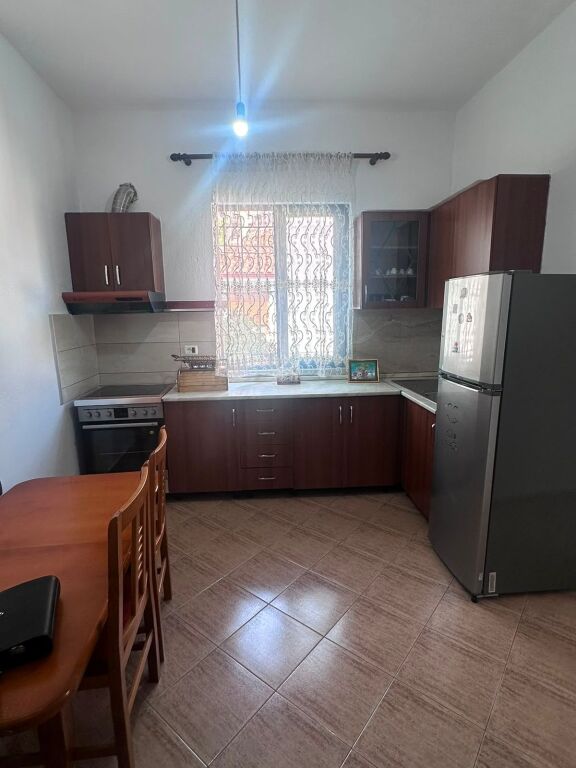 🏡 Apartament 1+1 me Qera – Don Bosko çmimi 45,000 leke  📍 Ndodhet në një shtëpi private, kati i 2-të, me hyrje të veçuar.