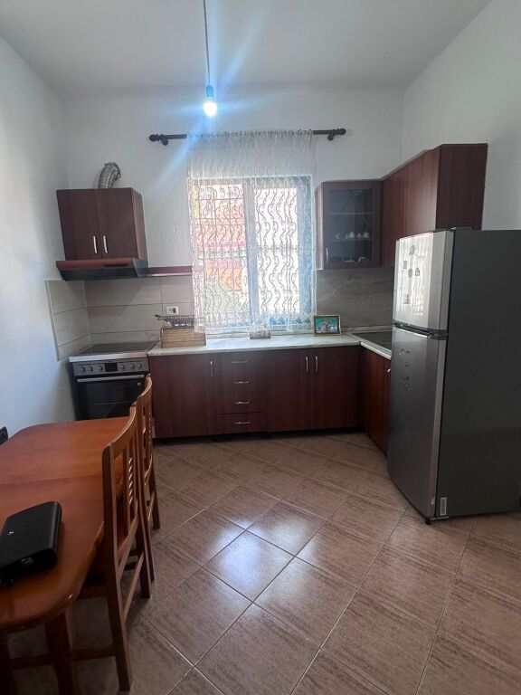 🏡 Apartament 1+1 me Qera – Don Bosko çmimi 45,000 leke  📍 Ndodhet në një shtëpi private, kati i 2-të, me hyrje të veçuar.
