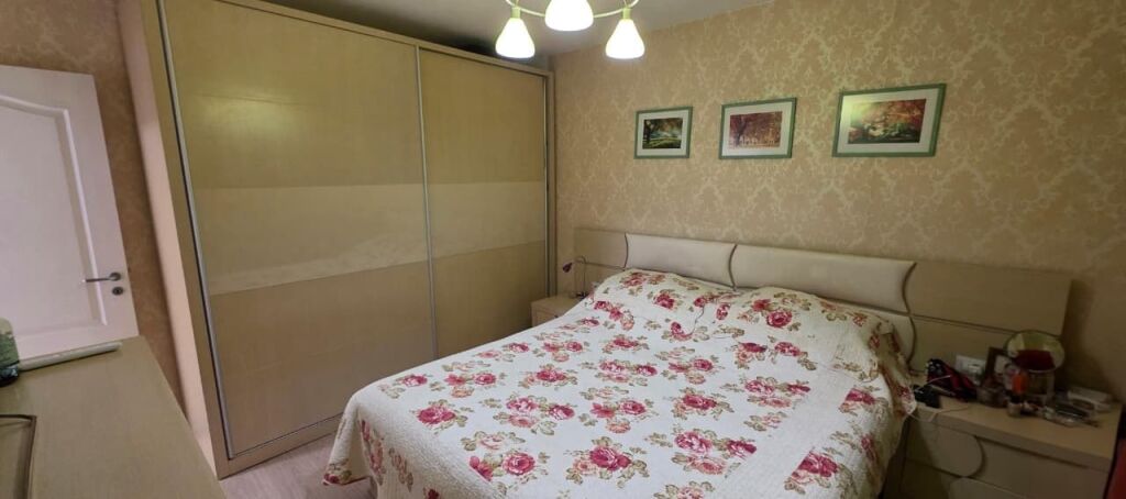 Shitet apartment 2+1 ne Xhamllik!