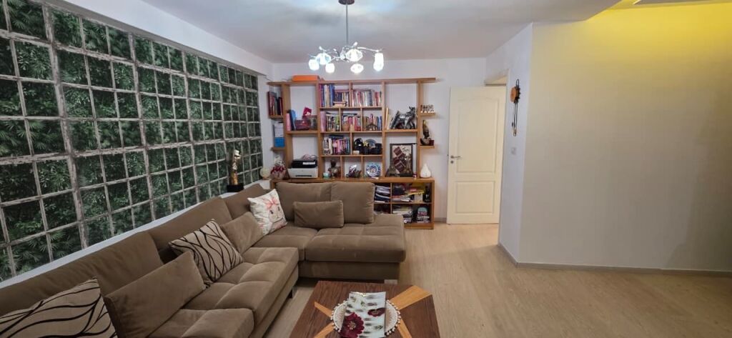 Shitet apartment 2+1 ne Xhamllik!