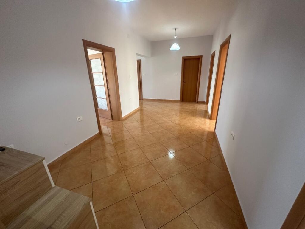 🏠Rruga e Kavajes,tek Qendra Glob jepet me qera apartament,3+1+2,i mobiluar. 90,000Leke