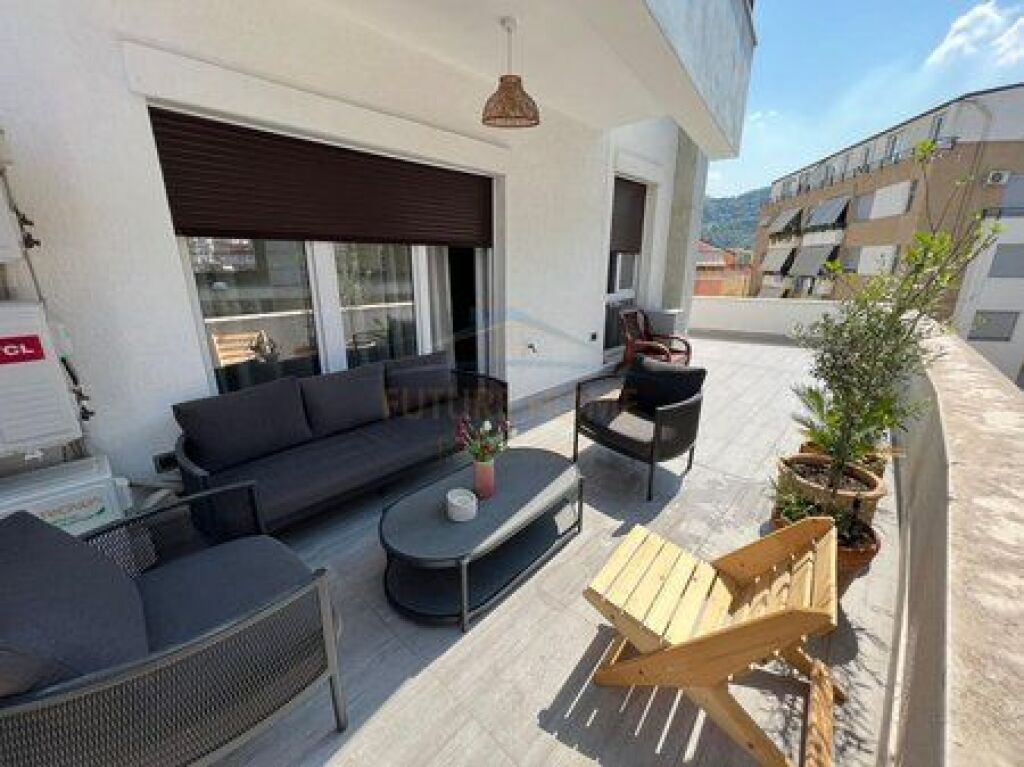 Shitet, Apartament 2+1+2, Liqeni i Thate, Tirane