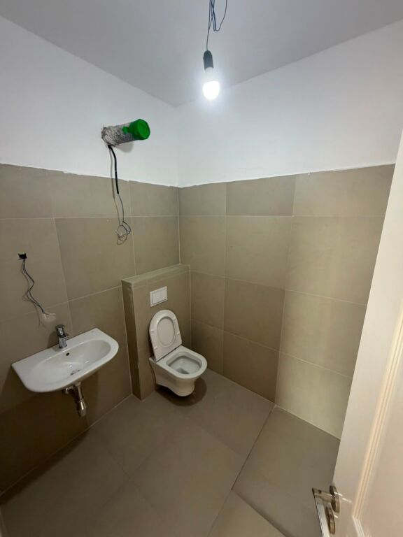 In Affitto - 3 Ambienti Lavoro 2wc &amp; 1Balcone || 8° Piano || (📍Porcelan - Complesso ASL, Edificio 1), con vista fantastica || 105 m² Prezzo: 55.000 Leke/Mese