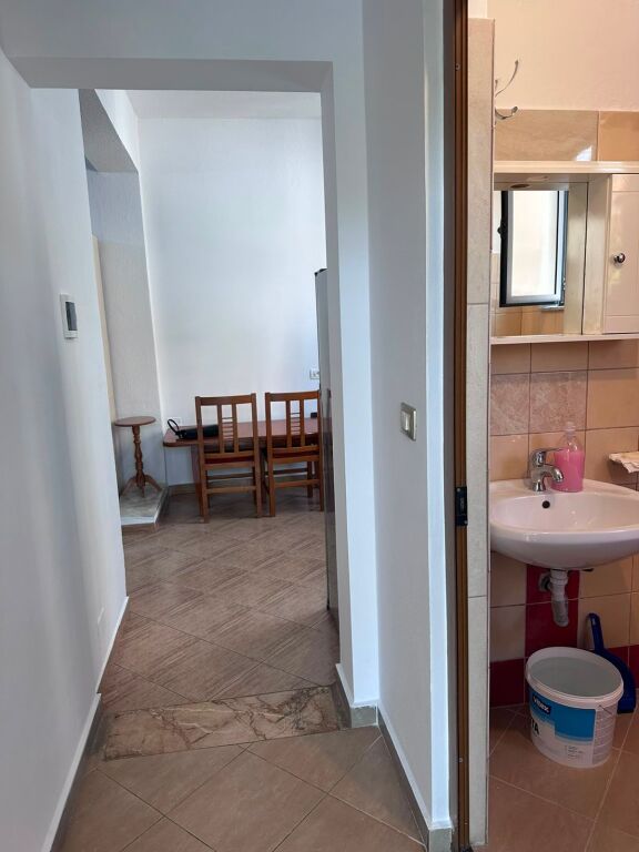 🏡 Apartament 1+1 me Qera – Don Bosko çmimi 45,000 leke  📍 Ndodhet në një shtëpi private, kati i 2-të, me hyrje të veçuar.