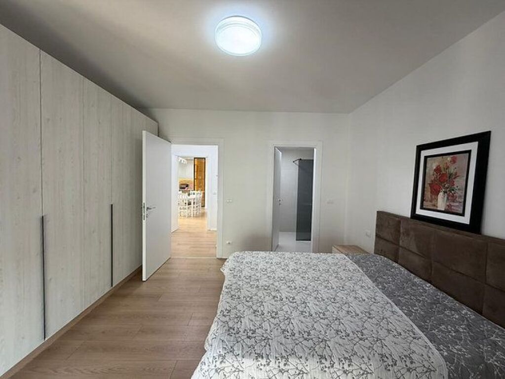 Super Apartament 2+1 me qera tek Casa Italia (700 Euro)