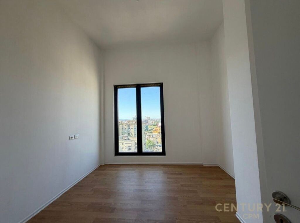 Shitet Penthouse 3+1+2 në Rrugën e Barrikadave, Tiranë
