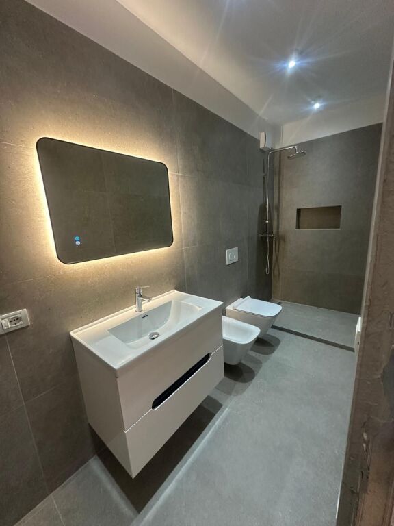 🏠Rruga e Kavajes,tek Qendra Glob jepet me qera apartament,3+1+2,i mobiluar. 90,000Leke