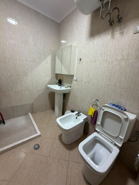 Ali Demi,Ish Tregu Elektrik jepet me qera apartament,1+1, i mobiluar.50,000 Leke
