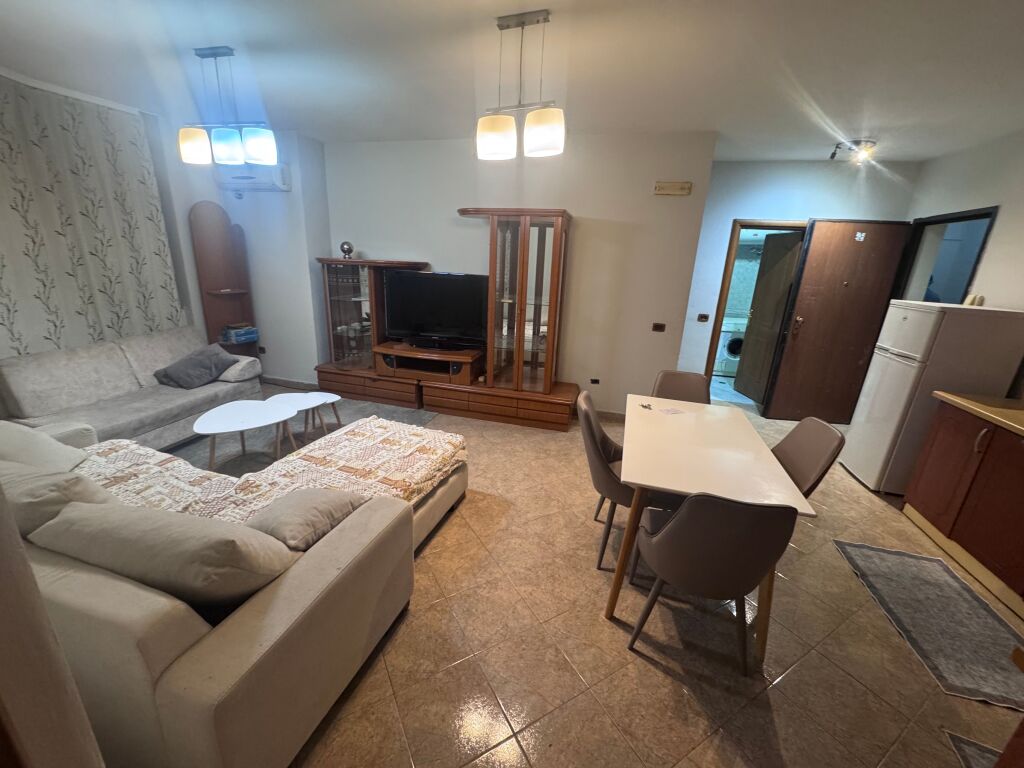 Shitet apartament 2+1 te 21 Dhjetori te Market Joena