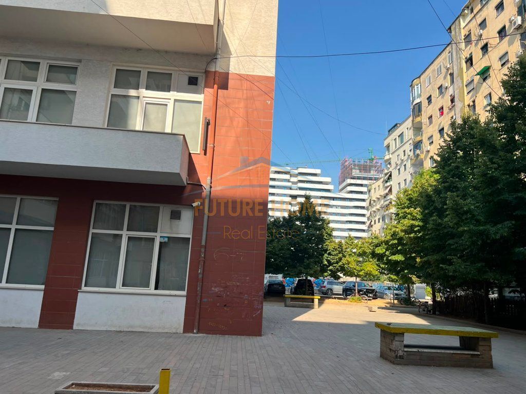 Shitet, Ambient Biznesi, Bulevardi Gjergj Fishta , Tiranë.