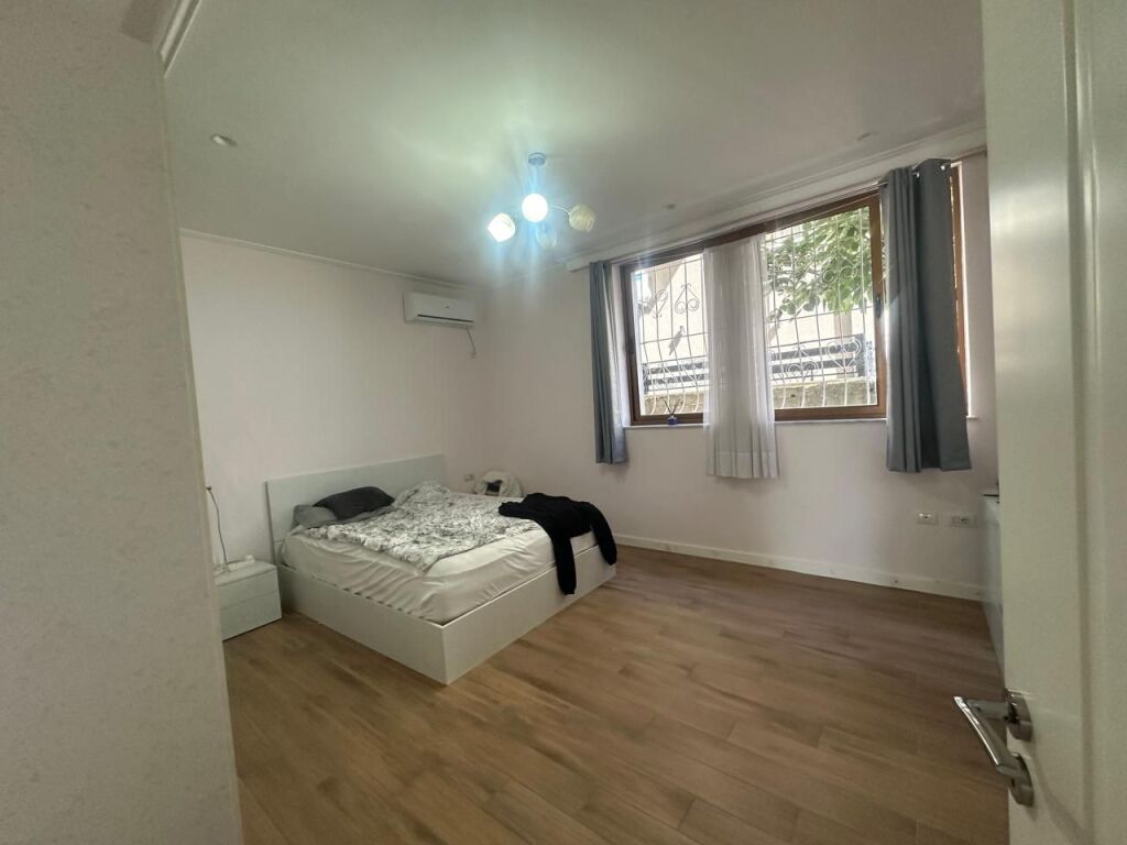 🏠Rruga e Kavajes,tek Qendra Glob jepet me qera kati i  I-re i nje vile 1+1+post parkimi ,i mobiluar.55,000Leke