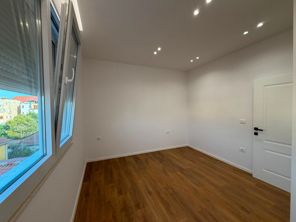 Apartment 2+1 for sale near the Red School.