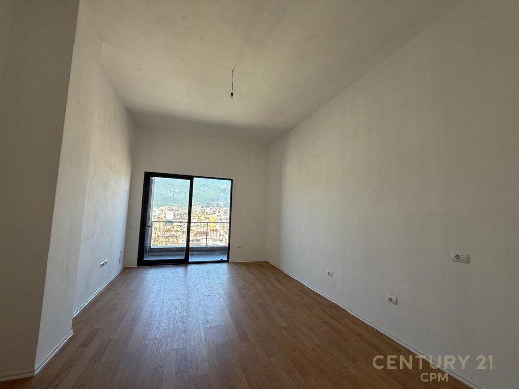 Shitet Penthouse 3+1+2 në Rrugën e Barrikadave, Tiranë