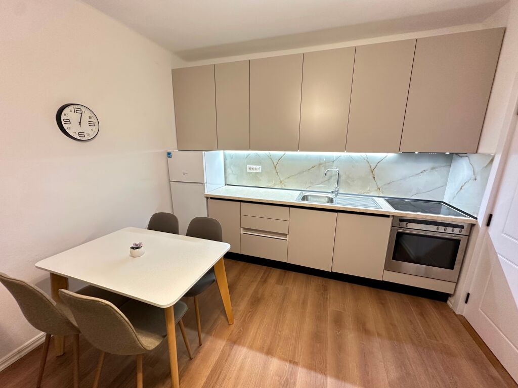 Jepet me qira ekskluzivisht apartament 1+1 totalisht i ri në Bllok, pranë Sheshit Wilson.  i restauruar tërësisht dhe i mobiluar me standarde moderne.