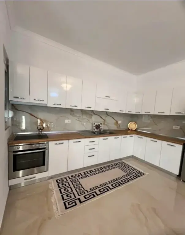 Affitto | Apartament 2 + 1 | Zona e Senatoriumit | 500 €/mese
