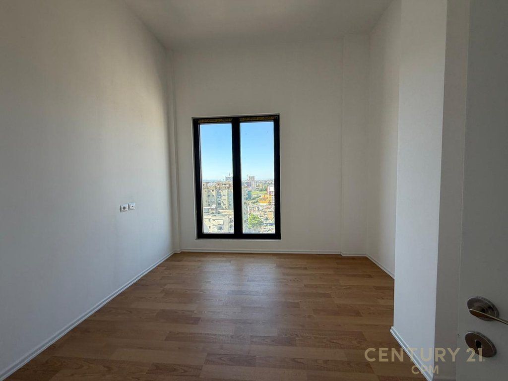 Shitet Penthouse 3+1+2 në Rrugën e Barrikadave, Tiranë