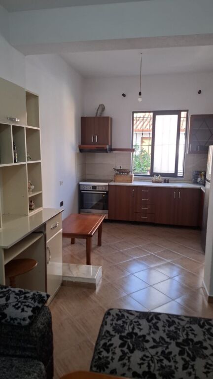 Affittasi ingresso 1+1 a Don Bosko   Piano: 2 (casa privata) Ha ingresso separato Superficie: 70m2 Nel prezzo è inclusa anche l'acqua  Organizzato: - Salotto + Cucina  - Camera da letto - Toilette - Veranda  Prezzo: 43.000 Leke/mese Posizione: Don Bosko, dietro Vizion Plus