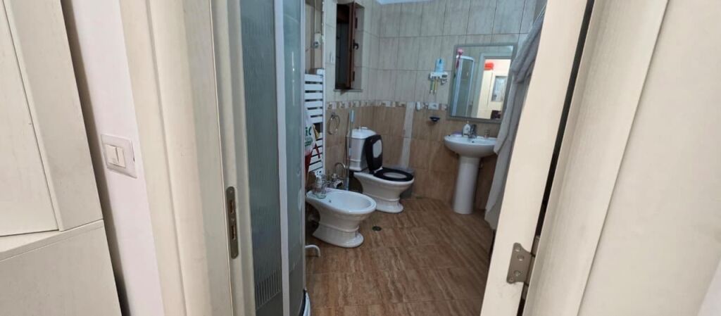 Shitet apartment 2+1 ne Xhamllik!