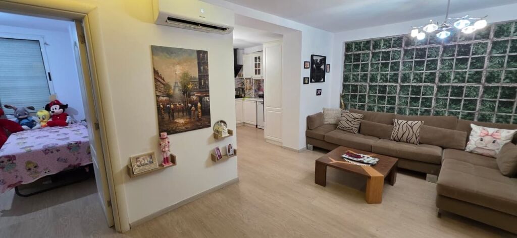 Shitet apartment 2+1 ne Xhamllik!