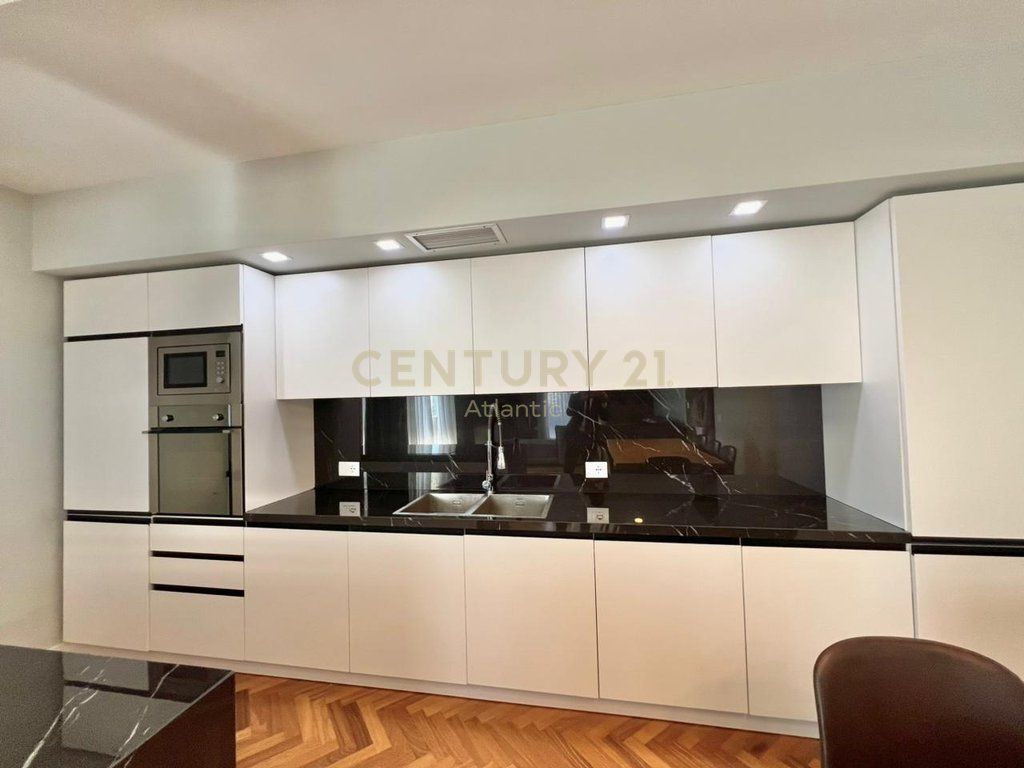 APARTAMENT LUXURY PER QERA NE PLAZH ILIRIA DURRES 2+1+2T+ VERANDE DHE GARAZHD , 200M2 !