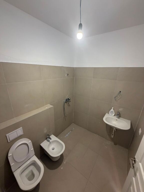 In Affitto - 3 Ambienti Lavoro 2wc &amp; 1Balcone || 8° Piano || (📍Porcelan - Complesso ASL, Edificio 1), con vista fantastica || 105 m² Prezzo: 55.000 Leke/Mese