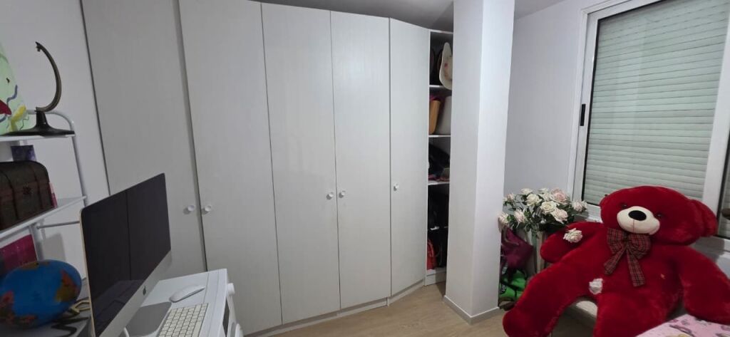 Shitet apartment 2+1 ne Xhamllik!