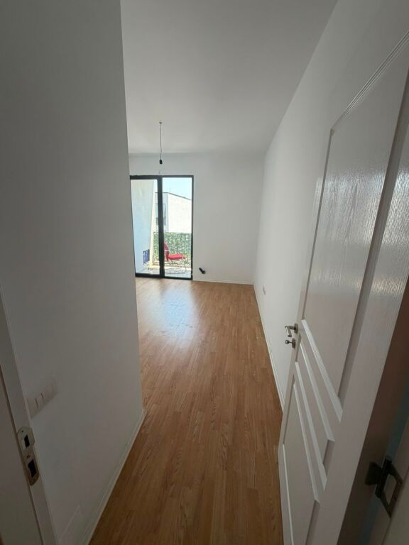In Affitto - 3 Ambienti Lavoro 2wc &amp; 1Balcone || 8° Piano || (📍Porcelan - Complesso ASL, Edificio 1), con vista fantastica || 105 m² Prezzo: 55.000 Leke/Mese