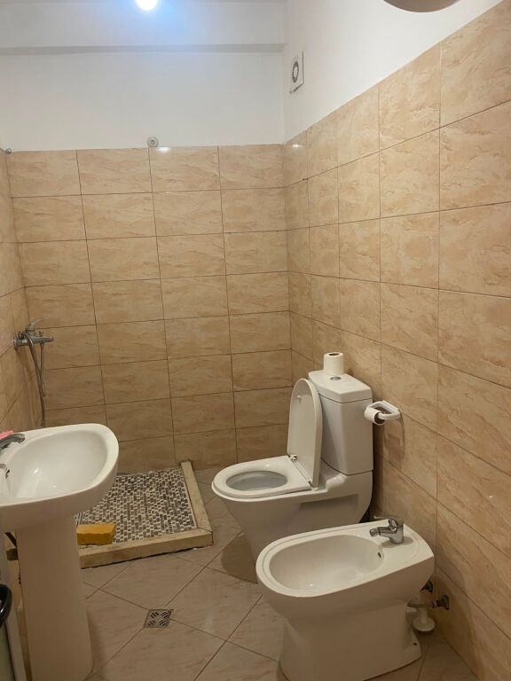 Shitet Apartament 2+1 – Pallatet Çabej, Misto Mame, Tiranë
